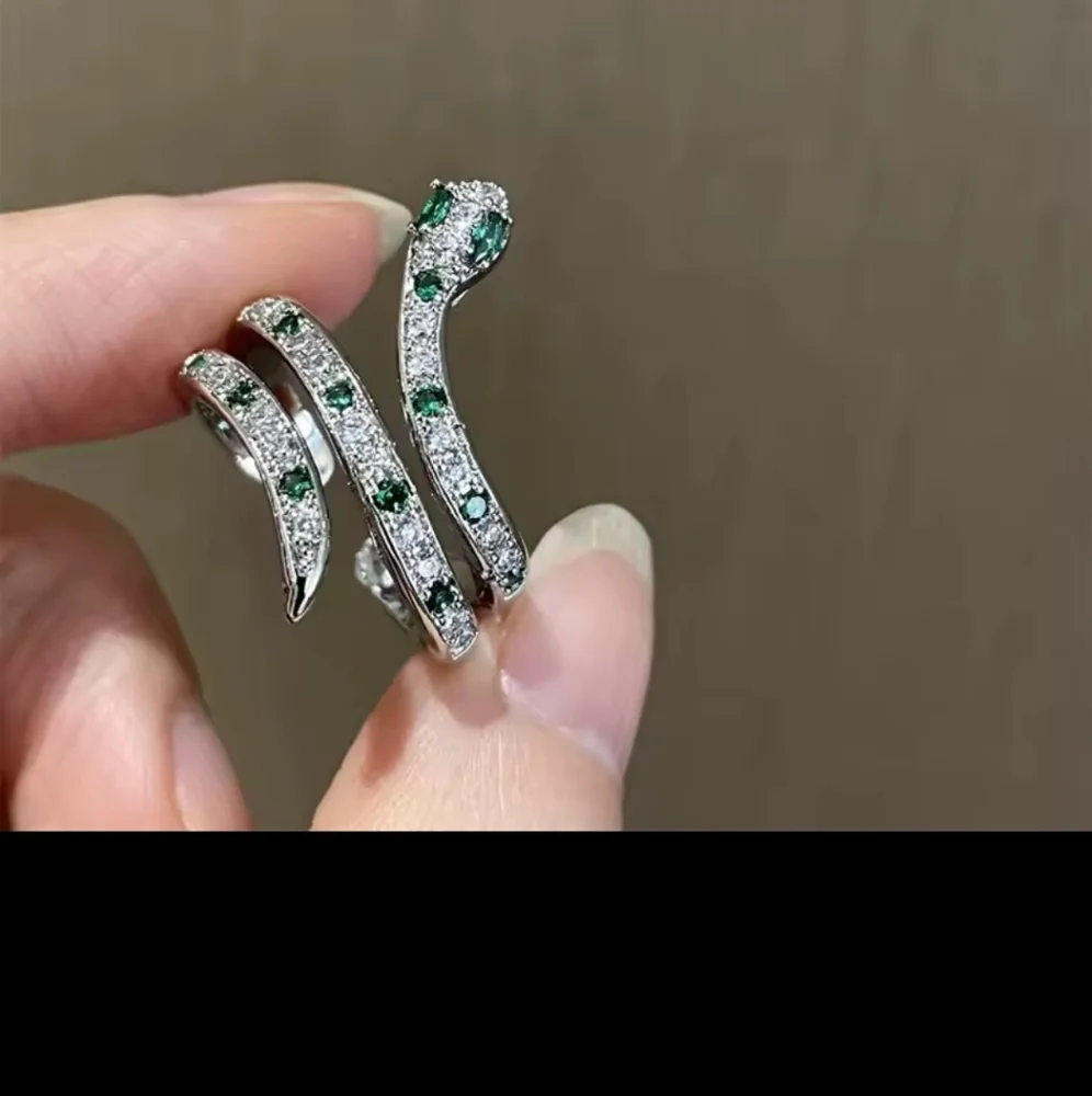 Silver‎ rhinestone snake adjustable loop ring with green stones brand new